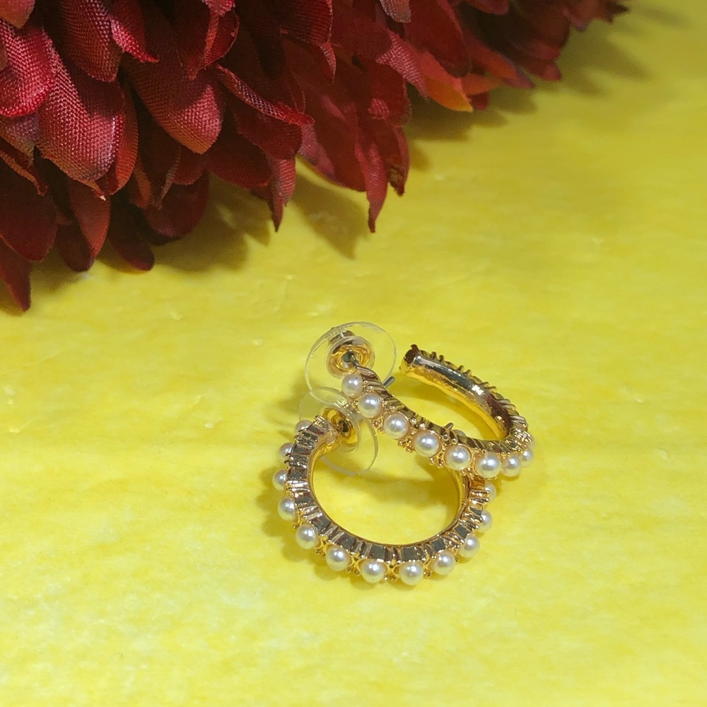 Carolyn Pearl Earrings 💛💛